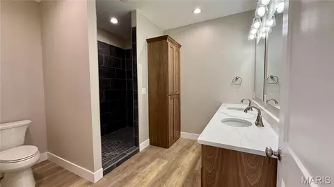Bath - 205 E Larkspur Ct, Hannibal, MO 63401 photo 1 of 3