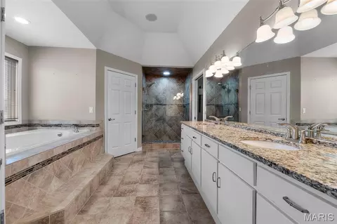 Bath - 2305 Saint Andrews Cts, Jackson, MO 63755 photo 2 of 4