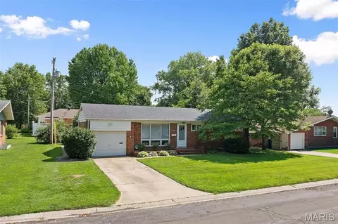 628 Roanoke Dr, Edwardsville, IL 62025
