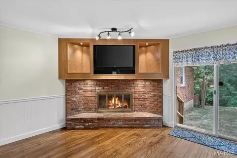 Living - 7 Springlake Ct, Ballwin, MO 63011 photo 3 of 9