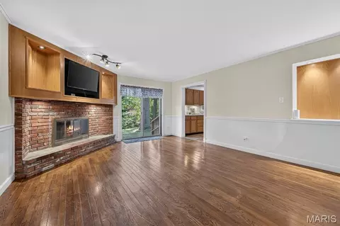 Living - 7 Springlake Ct, Ballwin, MO 63011 photo 5 of 9