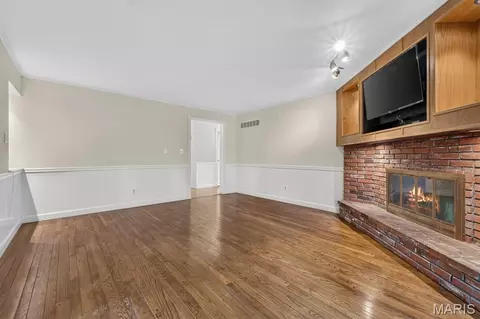 Living - 7 Springlake Ct, Ballwin, MO 63011 photo 4 of 9