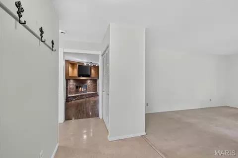 Entry Way - 7 Springlake Ct, Ballwin, MO 63011 photo 2 of 6