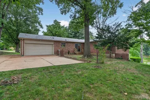 Exterior - 7 Springlake Ct, Ballwin, MO 63011 photo 3 of 6