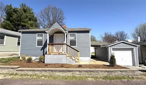 413 S 8th St, Belleville, IL 62220
