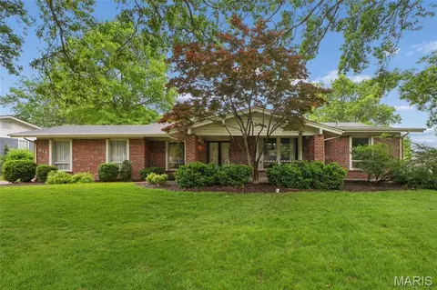 414 Tamarack Dr, Ballwin, MO 63011