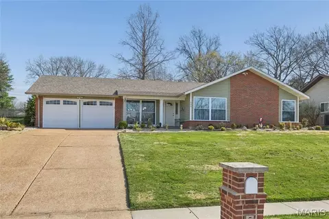 505 Glenmeadow Dr, Ballwin, MO 63011