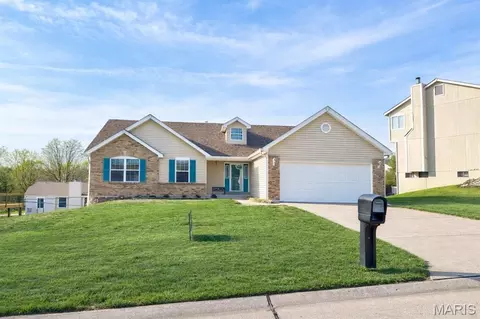 3121 Country Knoll Dr, Saint Charles, MO 63303