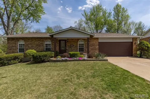 4452 Dantonaire Pl, Saint Louis, MO 63128
