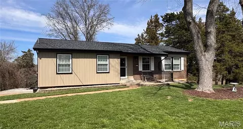 17 Ridgemoor Dr, Fenton, MO 63026