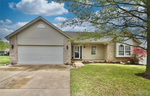3235 Country Knoll Dr, Saint Charles, MO 63303
