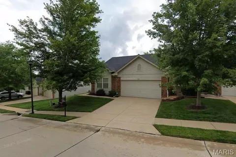 7250 Tournament Dr, Oakville, MO 63129