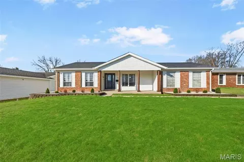 1323 Woodpath Dr, Florissant, MO 63031