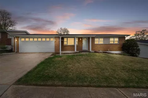 2644 Causeway Dr, Saint Louis, MO 63125