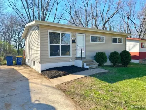 4005 Cranberry Ln, Saint Louis, MO 63121