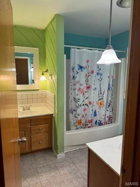 Bath - 1105 James St, Washington, MO 63090 photo 1 of 2