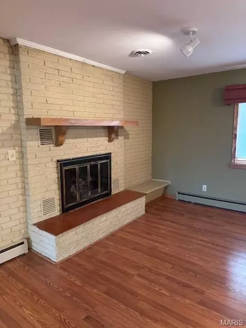 Living - 1105 James St, Washington, MO 63090 photo 3 of 8