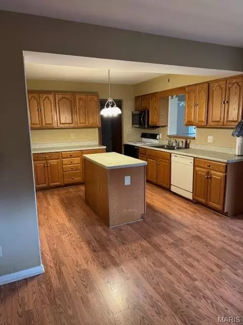 Kitchen - 1105 James St, Washington, MO 63090 photo 2 of 2