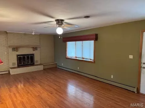 Living - 1105 James St, Washington, MO 63090 photo 2 of 8