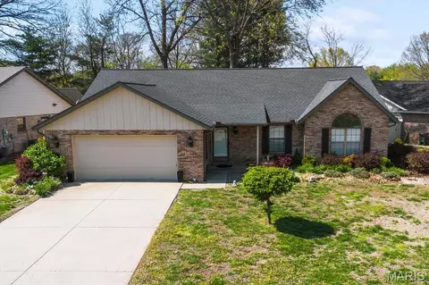 1836 Spruce Hill Dr, Belleville, IL 62221