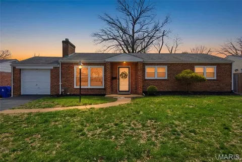 7742 Burr Oak Ln, University City, MO 63130