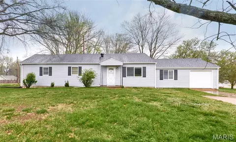 120 Highview Dr, Ballwin, MO 63011