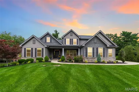 702 Champeix Ln, Creve Coeur, MO 63141