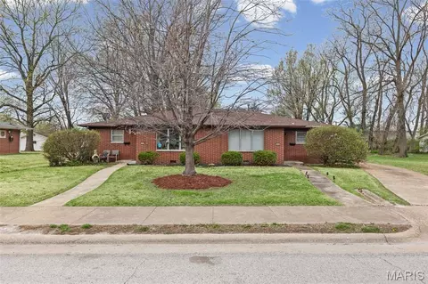 717 Royal Heights Rd, Belleville, IL 62226