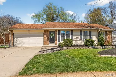 1217 Dorne Dr, Ballwin, MO 63021