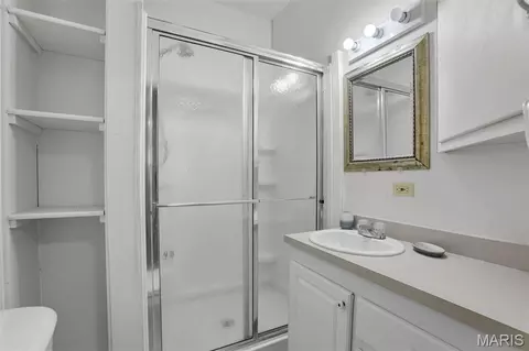 Bath - 213 Macarthur St, Washington, MO 63090 photo 2 of 3