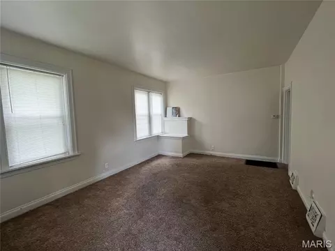 Living - 213 Macarthur St, Washington, MO 63090 photo 1 of 2
