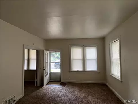 Living - 213 Macarthur St, Washington, MO 63090 photo 2 of 2