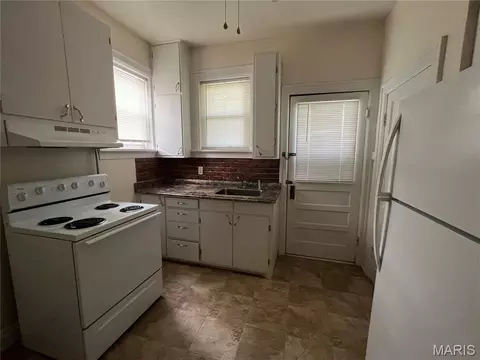 Kitchen - 213 Macarthur St, Washington, MO 63090 photo 2 of 2