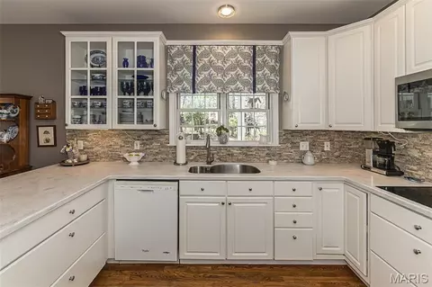 Kitchen - 136 Crescent Bluff Dr, Eureka, MO 63025 photo 3 of 4