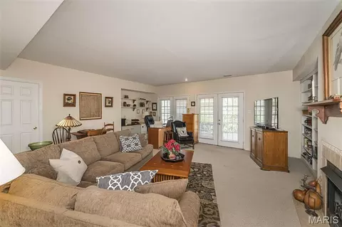 Living - 136 Crescent Bluff Dr, Eureka, MO 63025 photo 5 of 8