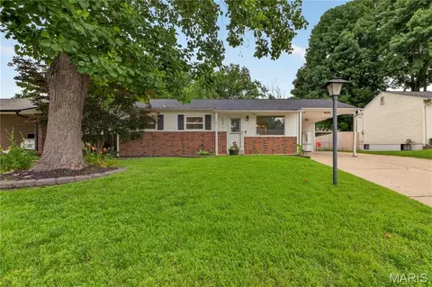 12033 Colonial Dr, Maryland Heights, MO 63043
