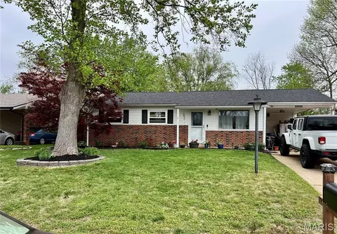 12033 Colonial Dr, Maryland Heights, MO 63043