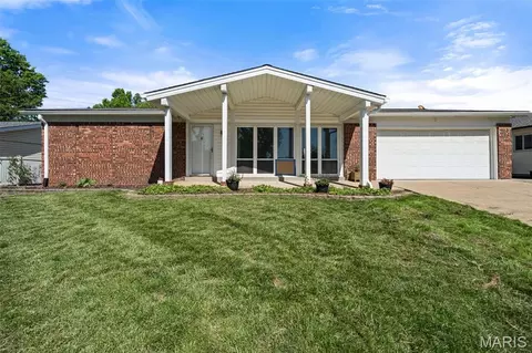 4801 Langtree Dr, Saint Louis, MO 63128