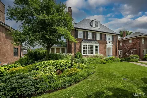 77 Aberdeen Pl, Clayton, MO 63105