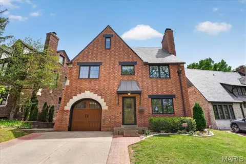 424 Oakley Dr, Saint Louis, MO 63105
