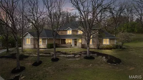 9030 Middlewood Ct, Sunset Hills, MO 63127