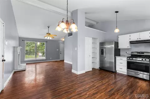 Living - 16118 Castlerea Blvd, Ellisville, MO 63021 photo 3 of 3