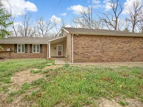 110 Estate Dr, Chester, IL 62233