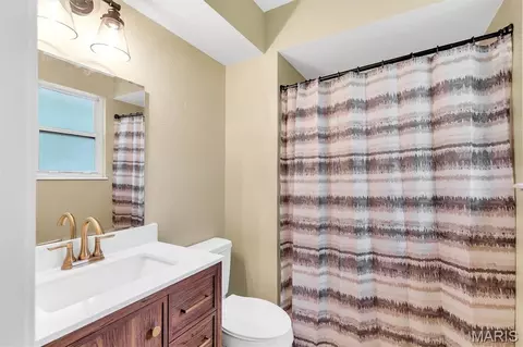 Bath - 1678 Elizabeth Dr, Arnold, MO 63010 photo 2 of 2
