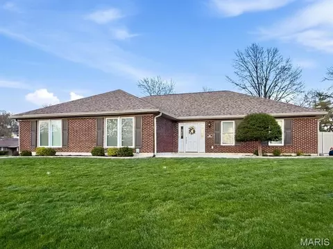 16 Nicolet Dr, Manchester, MO 63011
