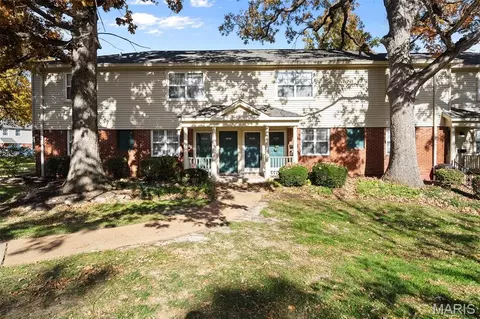 1530 Swallow Dr, Brentwood, MO 63144