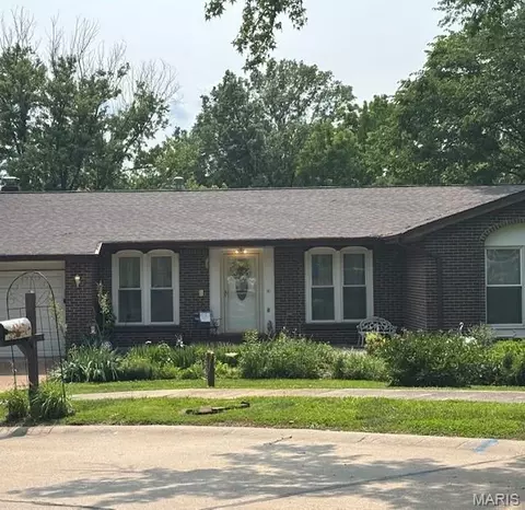 2 Silveroak Ct, Manchester, MO 63021