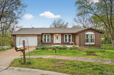 2 Silveroak Ct, Manchester, MO 63021