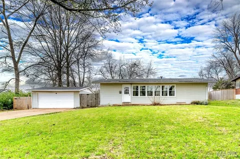 7837 La Belle St, Affton, MO 63123