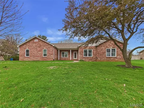 6 Forest Dr, Maryville, IL 62062